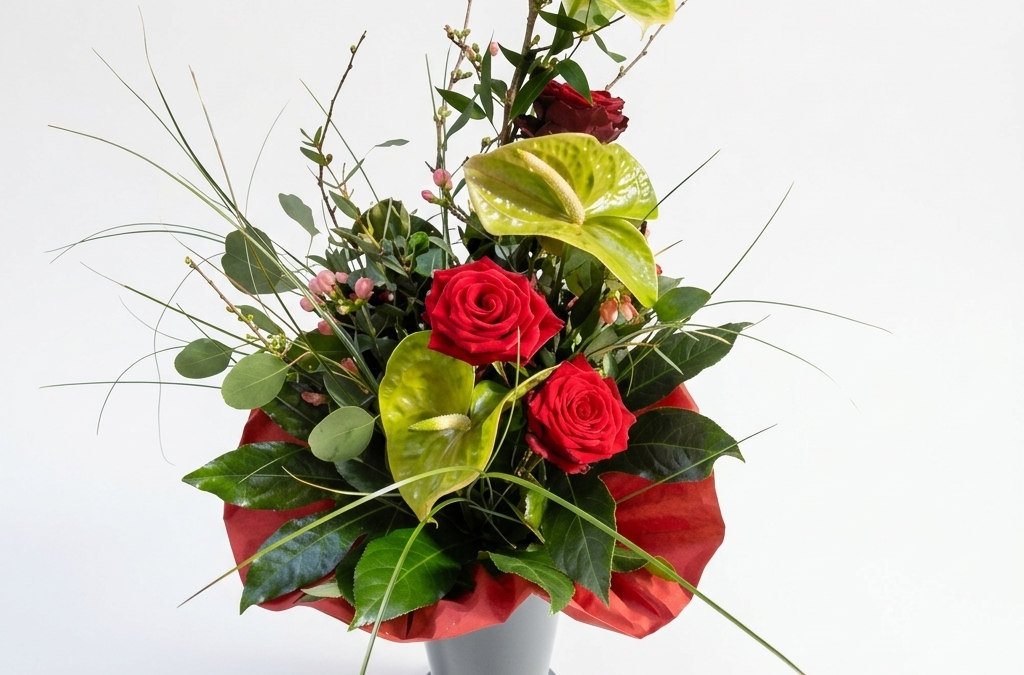 Blumenstrauß hochgebunden in rot/grün