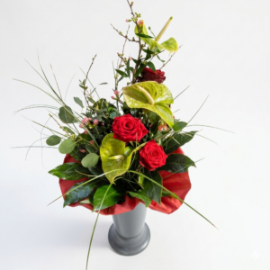 Blumenstrauß hochgebunden in rot/grün