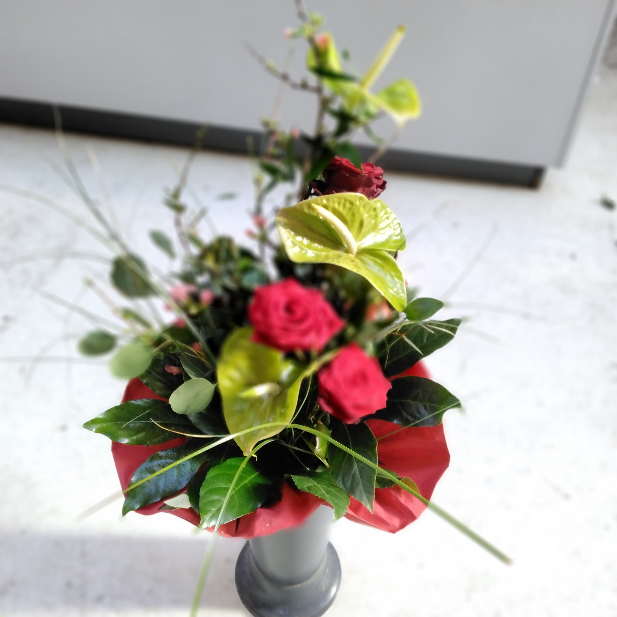 Blumenstrauß hochgebunden in rot/grün