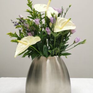 Exquisite Berndorf Vase mit gemischten Blumen