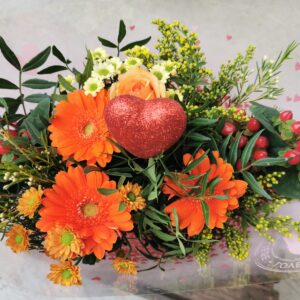 Bundstrauß in orange mit Herz ( je nach Lagerung können Blumen und Farben variieren)